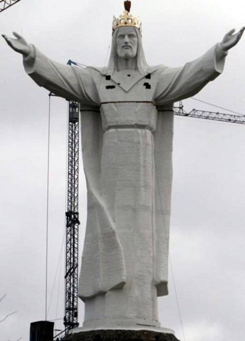 Jesus statue.jpg (39 KB)